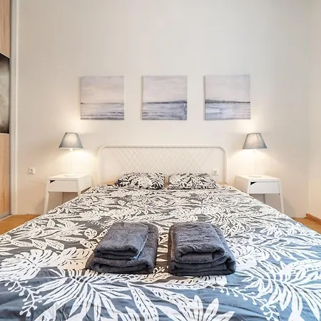 Old Town 1br Near Main Square *