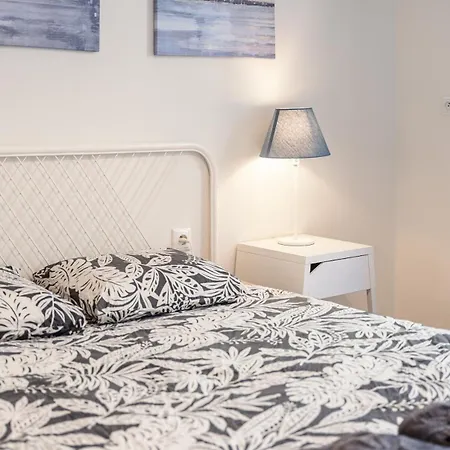 Old Town 1br Near Main Square *